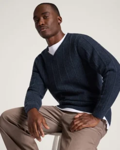 MEN'S MIXED STITCH MERINO V-NECK SWEATER