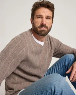MEN'S MIXED STITCH MERINO V-NECK SWEATER